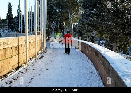 Atene, Grecia. Gen 8, 2019. Nevicata nel centro di Atene inizio il martedì mattina. (Credito Immagine: © Aristidis VafeiadakisZUMA filo) Credito: ZUMA Press, Inc./Alamy Live News Foto Stock