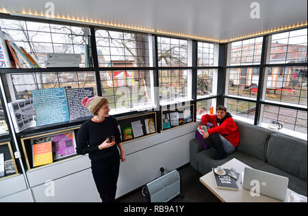 Il 07 gennaio 2019, Sassonia-Anhalt, Dessau-Roßlau: Jorinde Splettstösser (l) e Elsa Westreicher da Savvy Contemporary Kunstraum converse in una miniatura del workshop ala dell'edificio Bauhaus in Dessau-Roßlau. I curatori attualmente vivono in 15 metri quadrati del Bauhaus miniatura dell'architetto Van Bo Le-Mentzel. La casa è parte del progetto "pinning triangoli'. In occasione del centesimo anniversario del Bauhaus, i partecipanti al progetto di lungo termine vogliamo mettere in causa il lascito di modernità e di creare una scuola di design che affronta le sfide del suo tempo. Il progetto st Foto Stock