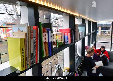 Il 07 gennaio 2019, Sassonia-Anhalt, Dessau-Roßlau: Jorinde Splettstösser (l) e Elsa Westreicher da Savvy Contemporary Kunstraum converse in una miniatura del workshop ala dell'edificio Bauhaus in Dessau-Roßlau. I curatori attualmente vivono in 15 metri quadrati del Bauhaus miniatura dell'architetto Van Bo Le-Mentzel. La casa è parte del progetto "pinning triangoli'. In occasione del centesimo anniversario del Bauhaus, i partecipanti al progetto di lungo termine vogliamo mettere in causa il lascito di modernità e di creare una scuola di design che affronta le sfide del suo tempo. Il progetto st Foto Stock