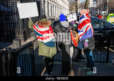Londra, Regno Unito. Gen 8, 2019. Manifestanti Pro-Brexit cuscinetto Union Jack e cartelloni gridare a un ministro di lasciare 10 Downing Street a seguito della prima riunione del gabinetto poiché il recesso di Natale. Credito: Mark Kerrison/Alamy Live News Foto Stock