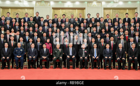 (190108) -- PECHINO, 8 gennaio, 2019 (Xinhua) -- Il presidente cinese Xi Jinping, anche segretario generale del Partito Comunista della Cina (CPC) Comitato Centrale e Presidente della Commissione militare centrale, e altri leader, compresi LI Keqiang, Wang Huning e Han Zheng, tutti i membri del comitato permanente dell'ufficio politico del partito comunista Comitato Centrale, posa per una foto di gruppo con i rappresentanti dei vincitori prima di una cerimonia annuale in onore di illustri scienziati, ingegneri e la ricerca di risultati conseguiti presso la Grande Sala del Popolo di Pechino, capitale della Cina, 8 gennaio, 2019. (X Foto Stock