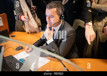 Lione, Francia. 8 Jan 2019. Gérald Darmanin, ministro di azione e i conti pubblici, visite a Lione le finanze pubbliche call center Credito: FRANCK CHAPOLARD/Alamy Live News Foto Stock