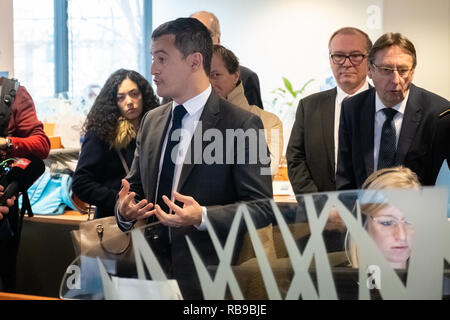 Lione, Francia. 8 Jan 2019. Gérald Darmanin, ministro di azione e i conti pubblici, visite a Lione le finanze pubbliche call center Credito: FRANCK CHAPOLARD/Alamy Live News Foto Stock