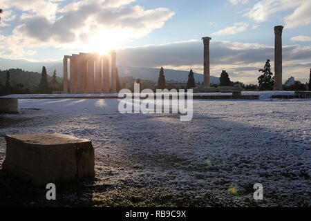 Atene. Gen 8, 2019. Il Tempio di Zeus Olimpio ad Atene è visto coperto di neve in Grecia, a gennaio 8, 2019. Credito: Marios Lolos/Xinhua/Alamy Live News Foto Stock