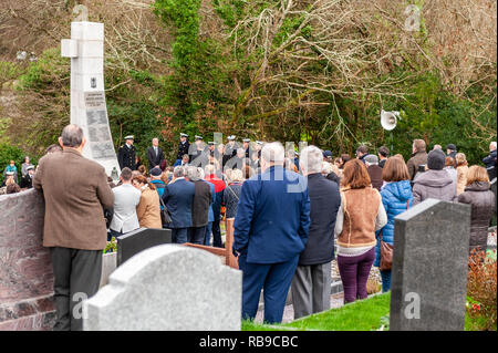 Bantry, West Cork, Irlanda. 8 gennaio 2019. Nel 40° anniversario del disastro di Whiddy Island, in cui la petroliera francese Betelgeuse esplose uccidendo 50 persone, una folla enorme frequentò le formalità in Abbey Graveyard, Bantry. Credit: AG News/Alamy Live News. Foto Stock