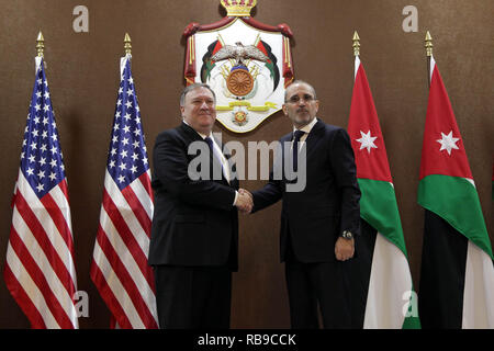 08 gennaio 2019, Giordania, Amman: Stati Uniti Segretario di Stato Mike Pompeo (L) stringe la mano con il ministro giordano degli Affari Esteri Ayman Safadi durante il loro incontro alla Giordania Ministero degli Esteri. Pompeo visita la Giordania come una parte del Medio Oriente tour dal 08 al 15 gennaio. Foto: Ahmad Abdo/dpa Foto Stock