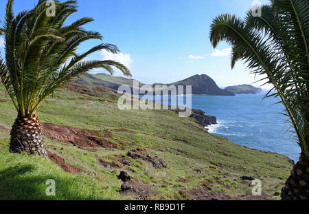 17 novembre 2018, Portogallo, Funchal/conico: La Ponta de Sao Lourenco è una penisola in estremo oriente di Madera. Bizzarre rocce, vegetazione arida e molti sentieri escursionistici caratterizzano la riserva naturale sull'isola portoghese di Madeira. Foto: Holger Hollemann/dpa Foto Stock