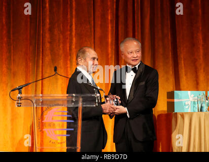 (190109) -- NEW YORK, gen. 9, 2019 (Xinhua) -- Maurice R. Greenberg, ex presidente e CEO di Stati Uniti gigante assicurativo American International Group (AIG), posa per una foto con cui Tiankai, ambasciatore cinese negli Stati Uniti, dopo la ricezione di Ambasciatrice di Buona Volontà per la Cina-STATI UNITI Premio di scambio durante il nuovo anno lunare cinese del maiale di Gala in New York, Stati Uniti, 7 gennaio 2019. La Cina Camera generale di commercio -- USA (CGCC-USA) terrà il 2019 Nuovo anno lunare cinese di Gala del lunedì, hanno partecipato i rappresentanti di governi e aziende sia da Stati Uniti e chi Foto Stock