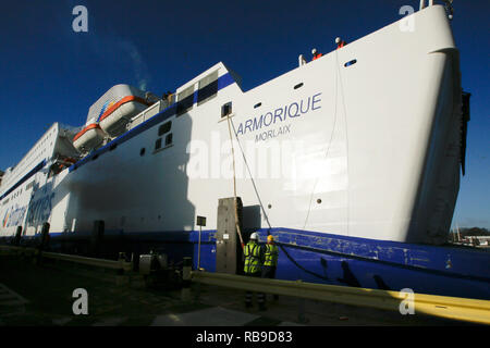 Portsmouth, Regno Unito. Gen 8, 2019. I lavoratori portuali assistere Brittany Ferries nave Armorique durante il docking a Portsmouth Porto Internazionale, Portsmouth, Regno Unito, martedì 8 gennaio 2019. Leader del Partito europeo dei liberali democratici di partito, Vince il cavo ha visitato la porta a conoscere la pressione la porta potrebbe essere sotto come risultato di non trattare Brexit. Credito: Luca MacGregor/Alamy Live News Foto Stock