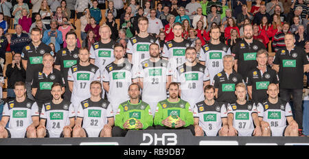 08 gennaio 2019, Berlin: Pallamano: WM, formazione pubblica del Deutscher Handballbund selezione. Foto del team (anteriore l-r) Martin Strobel 35, Patrick Groetzki 24, Franz Semper 32, Andreas Wolff 33, Silvio Heinevetter 12, Matthias Musche 37, Uwe Gensheimer 3, Paolo Drux 95, medio: Kurt Steuer (medico), Steffen Weinhold 17, Fabian Wiede 10, Steffen Fäth 23, Jannik Kohlbacher 48, Reinhold Roth (physio), Peter Gräschus (physio). (Back-l-r) Allenatore Nazionale Christian Prokop, Co-Trainer Alexander Haase, Patrick Wiencek 7, Finn Lemke 6, Hendrik Pekeler 13, Fabian Böhm 38, Team Manager Oliver Roggisch e Team Coordinator Vol Foto Stock