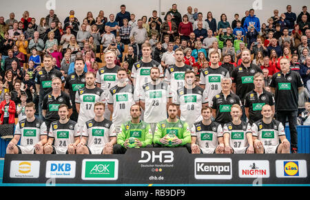 08 gennaio 2019, Berlin: Pallamano: WM, formazione pubblica del Deutscher Handballbund selezione. Foto del team (anteriore l-r) Martin Strobel 35, Patrick Groetzki 24, Franz Semper 32, Andreas Wolff 33, Silvio Heinevetter 12, Matthias Musche 37, Uwe Gensheimer 3, Paolo Drux 95, medio: Kurt Steuer (medico), Steffen Weinhold 17, Fabian Wiede 10, Steffen Fäth 23, Jannik Kohlbacher 48, Reinhold Roth (physio), Peter Gräschus (physio). (Back-l-r) Allenatore Nazionale Christian Prokop, Co-Trainer Alexander Haase, Patrick Wiencek 7, Finn Lemke 6, Hendrik Pekeler 13, Fabian Böhm 38, Team Manager Oliver Roggisch, Team Coordinator Volker Foto Stock