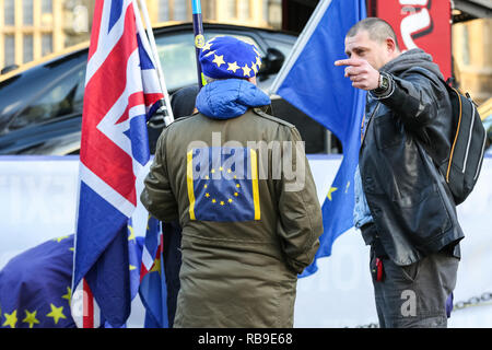 Westminster, Londra, Regno Unito. 08 gen 2019. Pro- e Anti-Brexit manifestanti continuano a dimostrare al di fuori della sede del parlamento di Westminster con bandiere e cartelli e canti. Forze di polizia hanno notevolmente aumentato la loro presenza a seguito di incidenti di aggressione di ieri. Credito: Imageplotter News e sport/Alamy Live News Foto Stock