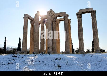 Atene, Grecia. Gen 8, 2019. L'antico Tempio di Zeus Olimpio ad Atene leggermente ricoperta di neve. (Credito Immagine: © Aristidis VafeiadakisZUMA filo) Foto Stock