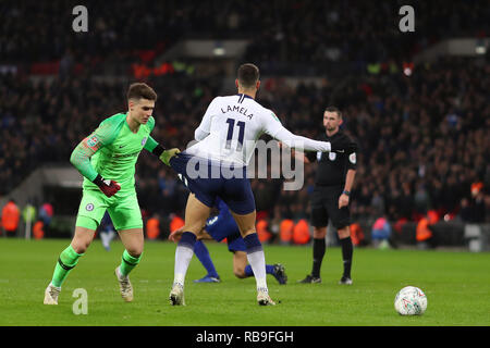 Londra, Regno Unito. 8 gennaio, 2019. Erik Lamela del Tottenham Hotspur viene tirata indietro di Kepa Arrizabalaga del Chelsea dopo arbitro, Michael Oliver ha smesso di giocare per un fallo - Tottenham Hotspur v Chelsea, Carabao Cup Semi Final - prima gamba, lo Stadio di Wembley, Londra (Wembley) - 8° gennaio 2019 solo uso editoriale - DataCo restrizioni si applicano Credito: Giornata immagini limitata/Alamy Live News Foto Stock