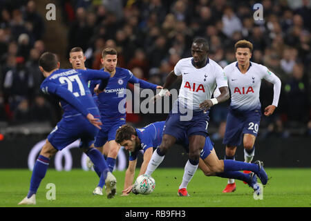 Londra, Regno Unito. 8 gennaio, 2019. Moussa Sissoko del Tottenham Hotspur battaglie passato Marcos Alonso di Chelsea - Tottenham Hotspur v Chelsea, Carabao Cup Semi Final - prima gamba, lo Stadio di Wembley, Londra (Wembley) - 8° gennaio 2019 solo uso editoriale - DataCo restrizioni si applicano Credito: Giornata immagini limitata/Alamy Live News Foto Stock