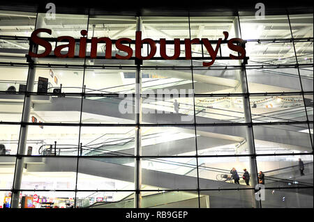 Il negozio Sainsbury's davanti di notte, Blackpool Foto Stock