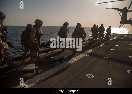 Mare Arabico - STATI UNITI Marines e marinai con Lima Company, Battaglione Team di atterraggio 3/1, 13 Marine Expeditionary Unit (MEU), la lettiera effettuare una simulazione di incidente a un CH-53E Super Stallion durante una tattica di recupero del velivolo per la formazione del personale esercizio a bordo del Whidbey Island-class dock landing ship USS Rushmore (LSD 47), Gennaio 05, 2019. L'Essex anfibio gruppo pronto e il tredicesimo MEU sono distribuiti negli Stati Uniti Quinta Flotta area di operazioni a sostegno di operazioni navali per garantire stabilità marittimo e la sicurezza nella regione centrale di collegamento del Mediterraneo e del Pacifico attraverso il WES Foto Stock