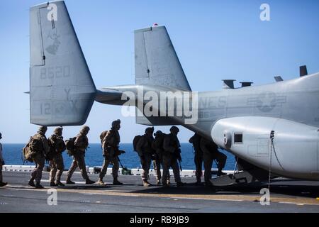 Mare Arabico - STATI UNITI Marines con Lima Company, Battaglione Team di atterraggio 3/1, 13 Marine Expeditionary Unit (MEU), immettere una MV-22B Osprey per uno sparviero esercitazione a bordo del Wasp-classe assalto anfibio nave USS Essex (LHD 2), Gennaio 6, 2019. L'Essex è il fiore all' occhiello per la Essex anfibio gruppo pronto e, con l'avviato XIII MEU, è distribuito negli Stati Uniti Quinta Flotta area di operazioni a sostegno di operazioni navali per garantire stabilità marittima nella regione centrale di collegamento del Mediterraneo e del Pacifico attraverso l'Oceano Indiano occidentale e tre strategici punti di strozzatura. (U.S. Foto Stock