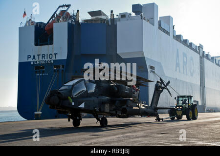 190103-N-TR141-0026 Naval Station Rota, Spagna (3 gennaio 2019) un AH-64D Apache elicottero viene prelevata una nave presso la stazione navale di Rota, Spagna, elicottero durante le operazioni intermodali. Questa operazione utilizza diverse modalità di trasporto al fine di ridurre la movimentazione del carico e di migliorare la sicurezza e ridurre al minimo i danni e permettono un veloce trasporto merci. (U.S. Foto di Marina di Massa lo specialista di comunicazione 1a classe Benjamin A. Lewis) Foto Stock