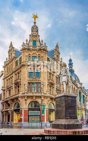 Anversa, Belgio - 18 Gennaio 2015: la statua del famoso del XVII secolo in stile Barocco fiammingo pittore Antonio (Antoon) Van Dyck della Meir, la via principale dello shopping Foto Stock