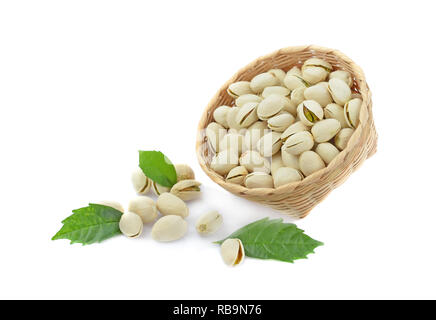 Il pistacchio nel cestello isolato su sfondo bianco. Foto Stock