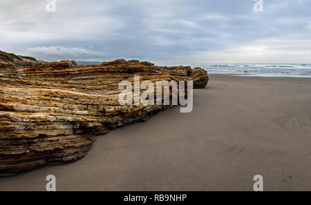 Vista panoramica della spiaggia di sabbia con grandi scogliere, costa californiana Foto Stock