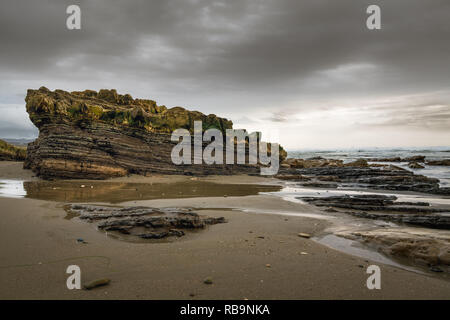 Vista panoramica della spiaggia di sabbia con grandi scogliere, costa californiana Foto Stock