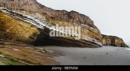 Vista panoramica della spiaggia di sabbia con grandi scogliere, costa californiana Foto Stock