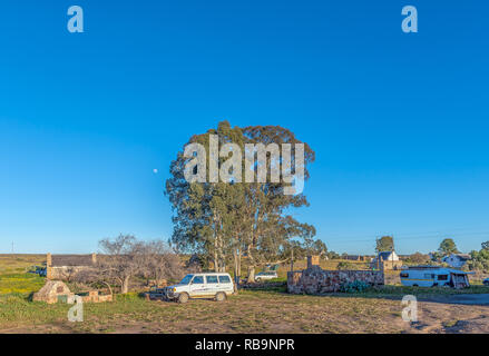 NIEUWOUDTSVILLE, SUD AFRICA, 29 agosto 2018: l'area campeggio a Matjiesfontein fattoria nel nord della provincia del Capo. Veicoli, una roulotte e un Foto Stock