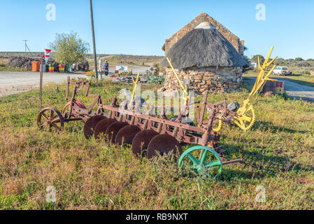 NIEUWOUDTSVILLE, SUD AFRICA, 29 agosto 2018: un aratro storico a Matjiesfontein vicino Nieuwoudtville nel nord della provincia del Capo Foto Stock