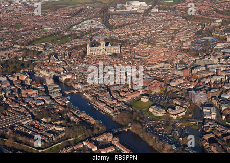 Una fotografia aerea del centro di York, il Ministro e il fiume Ouse, North Yorkshire, nell'Inghilterra del Nord, Regno Unito Foto Stock