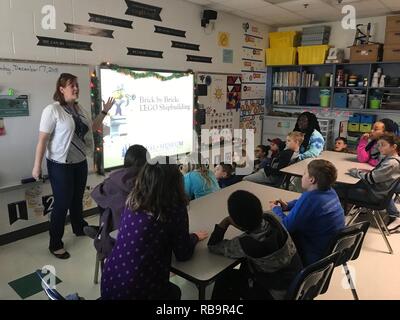 Quinto grado gli studenti da Riverdale elementare nella Franklin, Virginia provare le loro mani a costruire i modelli di Lego durante un recente Educative evento. Il museo ospita un robusto programma educativo per scuole della zona e i comandi, con free programmi educativi per scuole della zona allineata con lo stato curriculum standard, un mare di viaggio programma del torace, un premier Lego vasto programma e presentazioni storiche per i comandi di zona. Il Hampton Roads Museo Navale è uno dei dieci musei della Marina che sono azionate mediante la storia navale e Patrimonio il comando. Essa celebra la lunga storia degli Stati Uniti Navy nel Foto Stock