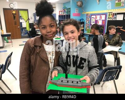 Quinto grado gli studenti da Riverdale elementare nella Franklin, Virginia provare le loro mani a costruire i modelli di Lego durante un recente Educative evento. Il museo ospita un robusto programma educativo per scuole della zona e i comandi, con free programmi educativi per scuole della zona allineata con lo stato curriculum standard, un mare di viaggio programma del torace, un premier Lego vasto programma e presentazioni storiche per i comandi di zona. Il Hampton Roads Museo Navale è uno dei dieci musei della Marina che sono azionate mediante la storia navale e Patrimonio il comando. Essa celebra la lunga storia degli Stati Uniti Navy nel Foto Stock