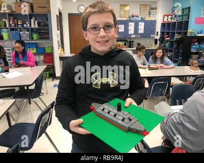 Quinto grado gli studenti da Riverdale elementare nella Franklin, Virginia provare le loro mani a costruire i modelli di Lego durante un recente Educative evento. Il museo ospita un robusto programma educativo per scuole della zona e i comandi, con free programmi educativi per scuole della zona allineata con lo stato curriculum standard, un mare di viaggio programma del torace, un premier Lego vasto programma e presentazioni storiche per i comandi di zona. Il Hampton Roads Museo Navale è uno dei dieci musei della Marina che sono azionate mediante la storia navale e Patrimonio il comando. Essa celebra la lunga storia degli Stati Uniti Navy nel Foto Stock