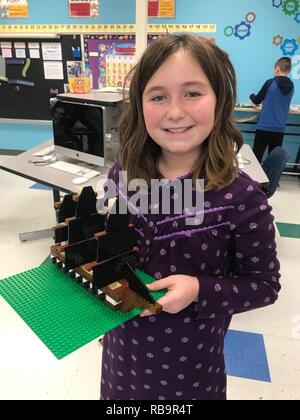 Quinto grado gli studenti da Riverdale elementare nella Franklin, Virginia provare le loro mani a costruire i modelli di Lego durante un recente Educative evento. Il museo ospita un robusto programma educativo per scuole della zona e i comandi, con free programmi educativi per scuole della zona allineata con lo stato curriculum standard, un mare di viaggio programma del torace, un premier Lego vasto programma e presentazioni storiche per i comandi di zona. Il Hampton Roads Museo Navale è uno dei dieci musei della Marina che sono azionate mediante la storia navale e Patrimonio il comando. Essa celebra la lunga storia degli Stati Uniti Navy nel Foto Stock