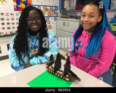 Quinto grado gli studenti da Riverdale elementare nella Franklin, Virginia provare le loro mani a costruire i modelli di Lego durante un recente Educative evento. Il museo ospita un robusto programma educativo per scuole della zona e i comandi, con free programmi educativi per scuole della zona allineata con lo stato curriculum standard, un mare di viaggio programma del torace, un premier Lego vasto programma e presentazioni storiche per i comandi di zona. Il Hampton Roads Museo Navale è uno dei dieci musei della Marina che sono azionate mediante la storia navale e Patrimonio il comando. Essa celebra la lunga storia degli Stati Uniti Navy nel Foto Stock