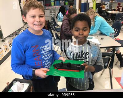 Quinto grado gli studenti da Riverdale elementare nella Franklin, Virginia provare le loro mani a costruire i modelli di Lego durante un recente Educative evento. Il museo ospita un robusto programma educativo per scuole della zona e i comandi, con free programmi educativi per scuole della zona allineata con lo stato curriculum standard, un mare di viaggio programma del torace, un premier Lego vasto programma e presentazioni storiche per i comandi di zona. Il Hampton Roads Museo Navale è uno dei dieci musei della Marina che sono azionate mediante la storia navale e Patrimonio il comando. Essa celebra la lunga storia degli Stati Uniti Navy nel Foto Stock