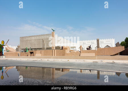 La scultura della nave dalla zona di Adam Henein al Mathaf: Museo arabo di Arte Moderna, Doha , Qatar. Foto Stock