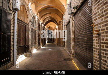 YAZD, IRAN-settembre 20,2018: Strada del Yazd bazar Khan vuota e deserta, in un vicolo coperto del mercato della città Yazd, Iran Foto Stock