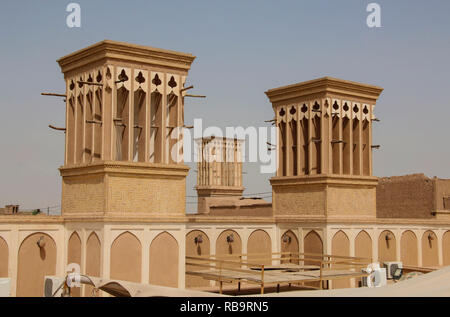 Torri del vento è un tradizionale Persiano elemento architettonico per creare una ventilazione naturale negli edifici, la vecchia città di Yazd, Iran. Foto Stock