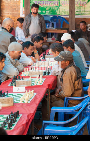 I giocatori di scacchi visto durante un torneo di scacchi, Bhaktapur, Nepal Foto Stock