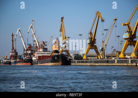 ANZALI,IRAN- settembre 25,2018:caricamento su una nave commerciale in porto Anzali porta nel Mar Caspio, Iran Foto Stock