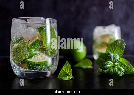 Il Mojito Cubano o caipirinha cocktail, bevanda ghiacciata con lime e menta Foto Stock