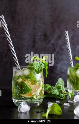 Il Mojito Cubano o caipirinha cocktail, bevanda ghiacciata con lime e menta Foto Stock