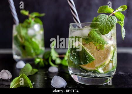 Il Mojito Cubano o caipirinha cocktail, bevanda ghiacciata con lime e menta Foto Stock