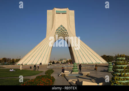 TEHRAN, IRAN - 17 settembre 2018: Torre Azadi conosciuta come la Torre di Shahyad è un monumento situato in piazza Azadi ed è un punto di riferimento architettonico della F.I. Foto Stock