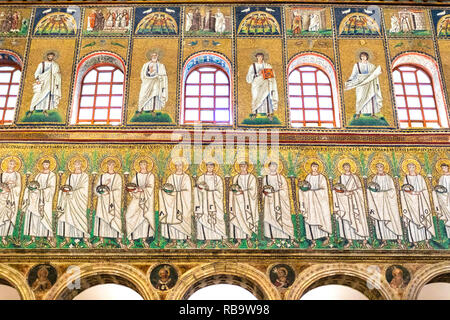 Famosi mosaici paleocristiani dalla Basilica di San Apollinare Nuovo di Ravenna. Foto Stock
