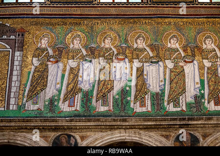 Famosi mosaici paleocristiani dalla Basilica di San Apollinare Nuovo di Ravenna. Foto Stock
