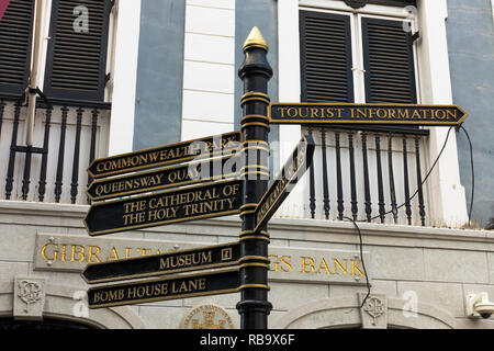 British Style direzione, di orientamento per i pedoni in via principale. Gibilterra, territorio di oltremare, l'Europa. Foto Stock