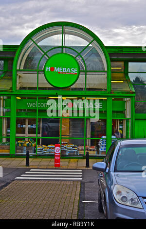 L'ingresso anteriore del negozio Homebase a Bridgend.miglioramenti Home e garden center shop. Bridgend Retail Park, Galles del Sud Foto Stock